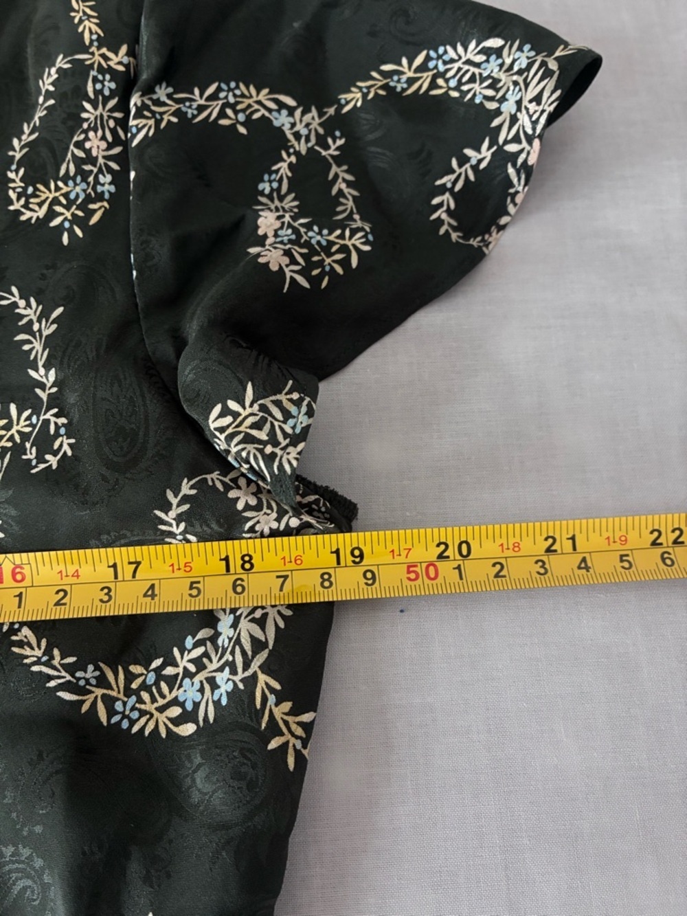 Jones New York Women's 100% Silk Floral Blouse - Picture 9 of 10